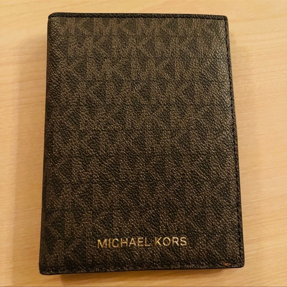 New 
Michael Kors passport holder